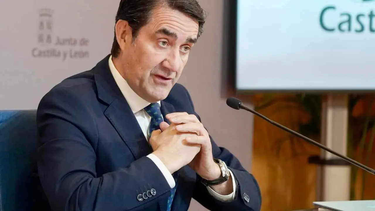 El consejero de Medio Ambiente, Vivienda y Ordenación del Territorio, Juan Carlos Suárez-Quiñones, comparece en la rueda de prensa posterior al Consejo de Gobierno.