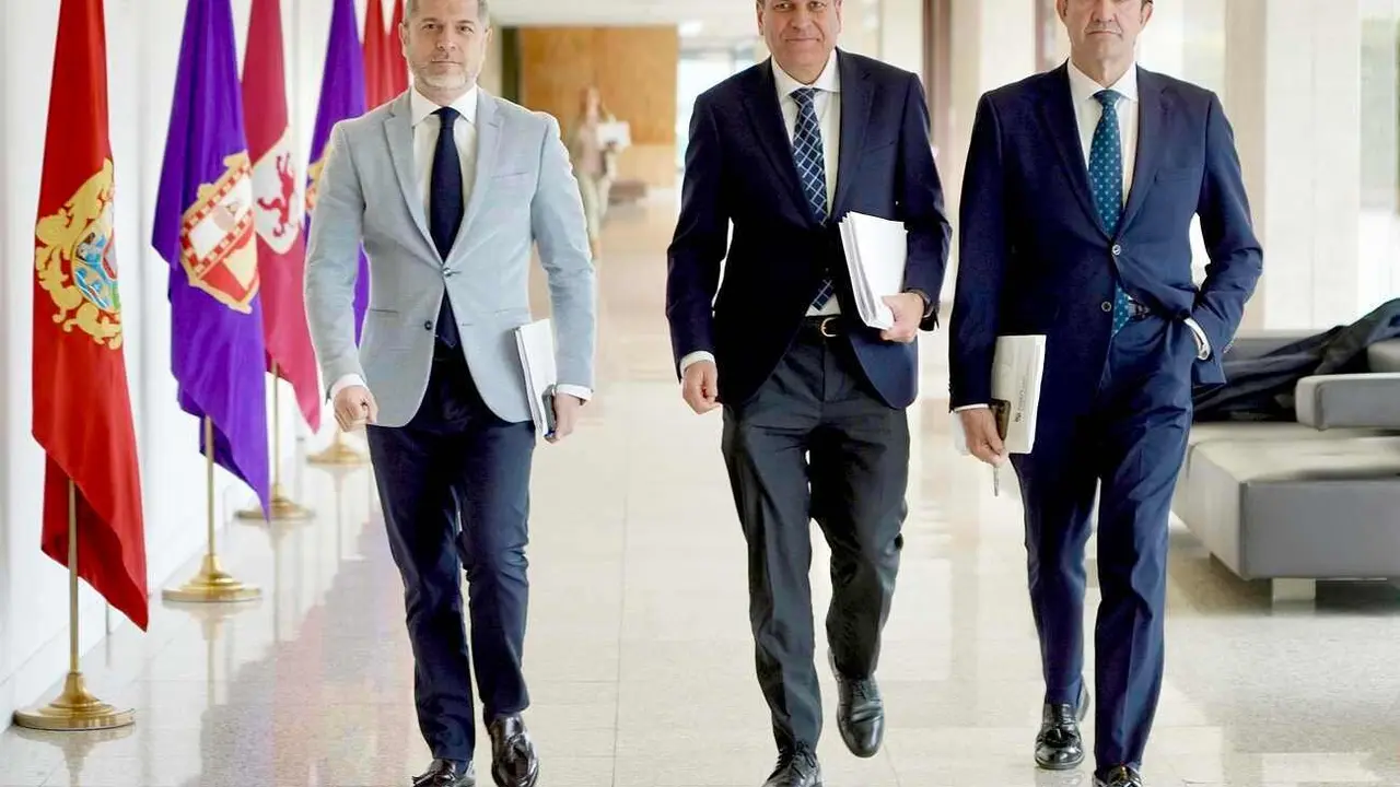 El consejero de Economía y Hacienda y portavoz, Carlos Fernández Carriedo, comparece en la rueda de prensa posterior al Consejo de Gobierno.