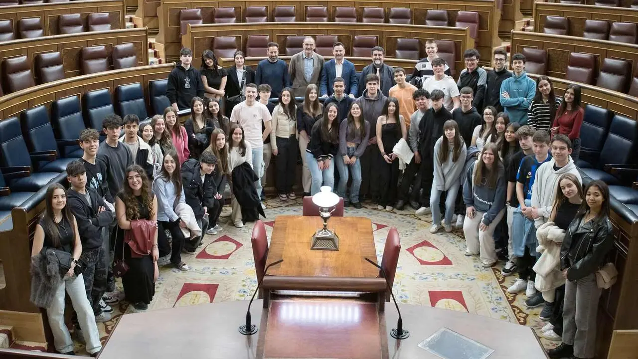 En el marco de las actividades conmemorativas de su 50 aniversario, el Instituto de Educación Secundaria (IES) Vadinia de Cistierna ha realizado esta mañana una visita institucional al Congreso de los Diputados. Esta iniciativa ha permitido al alumnado y profesorado del centro conocer de cerca el funcionamiento de una de las principales instituciones democráticas del país.