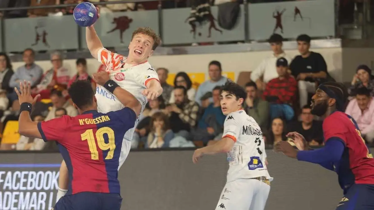 El equipo de Dani Gordo se exprime en la cancha de juego ante un cuadro, el blaugrana, que supo imponer su mayor potencial para llevarse la victoria. Fotos de Isaac Llamazares