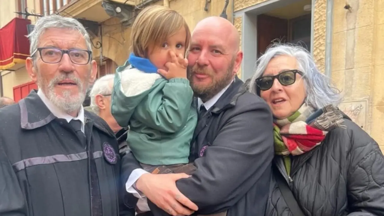 Jorge junto a sus padres y su sobrino.