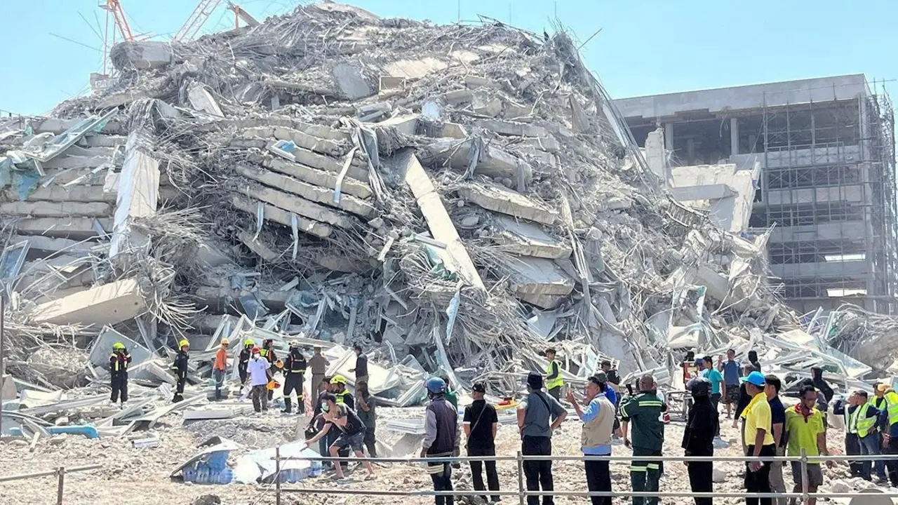 Imagen de un edificio derrumbado por el efecto del terremoto.