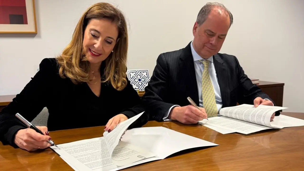 Firma convenio Nuria Alonso (Cepa) y Enrique Marazuela (Comillas).