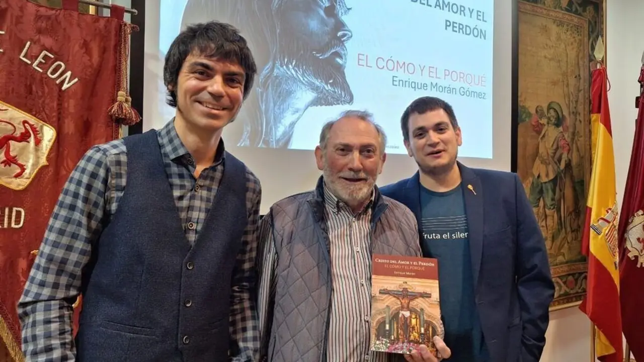 Enrique Morán con su libro, junto a Ignacio Morán y Javier Morán, miembros de la junta directiva e hijos del autor.