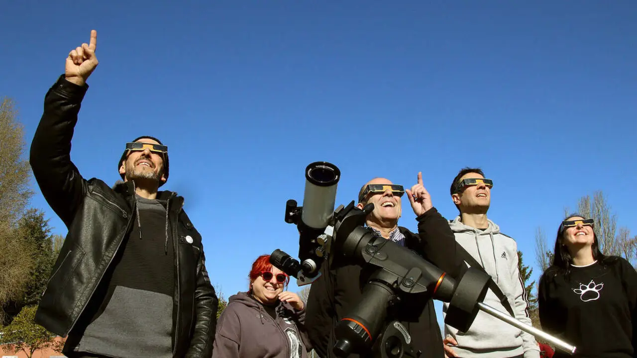 La Asociaci&oacute;n de Astronom&iacute;a de Le&oacute;n organiza una observaci&oacute;n p&uacute;blica del eclipse parcial de Sol. Foto: Peio Garc&iacute;a.