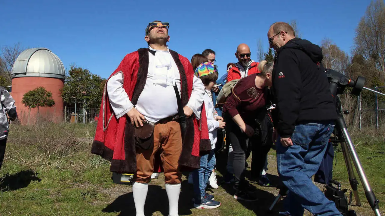 La Asociaci&oacute;n de Astronom&iacute;a de Le&oacute;n organiza una observaci&oacute;n p&uacute;blica del eclipse parcial de Sol. Foto: Peio Garc&iacute;a.