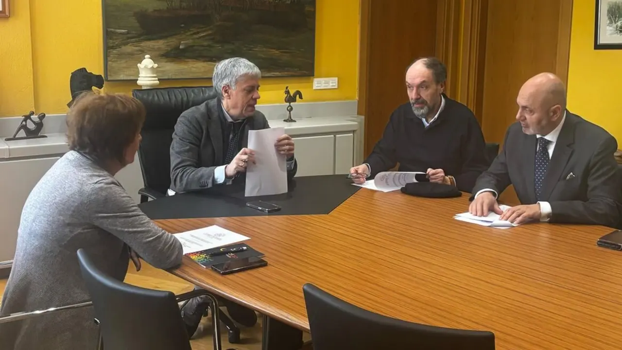 La Academia de las Artes, las Letras y las Ciencias de León presenta al delegado territorial la programación de este año.