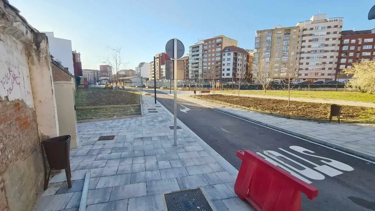 La zona urbana de León capital crecerá en las próximas semanas. Lo hará en el entorno de Feve, después de que el Ayuntamiento de León haya alcanzado una vía administrativa que permite solventar el enquistamiento de la situación.