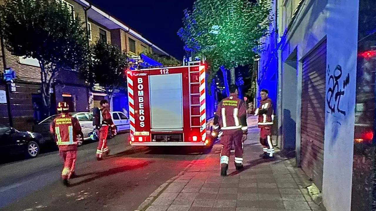 Efectivos de Bomberos en el lugar del suceso.