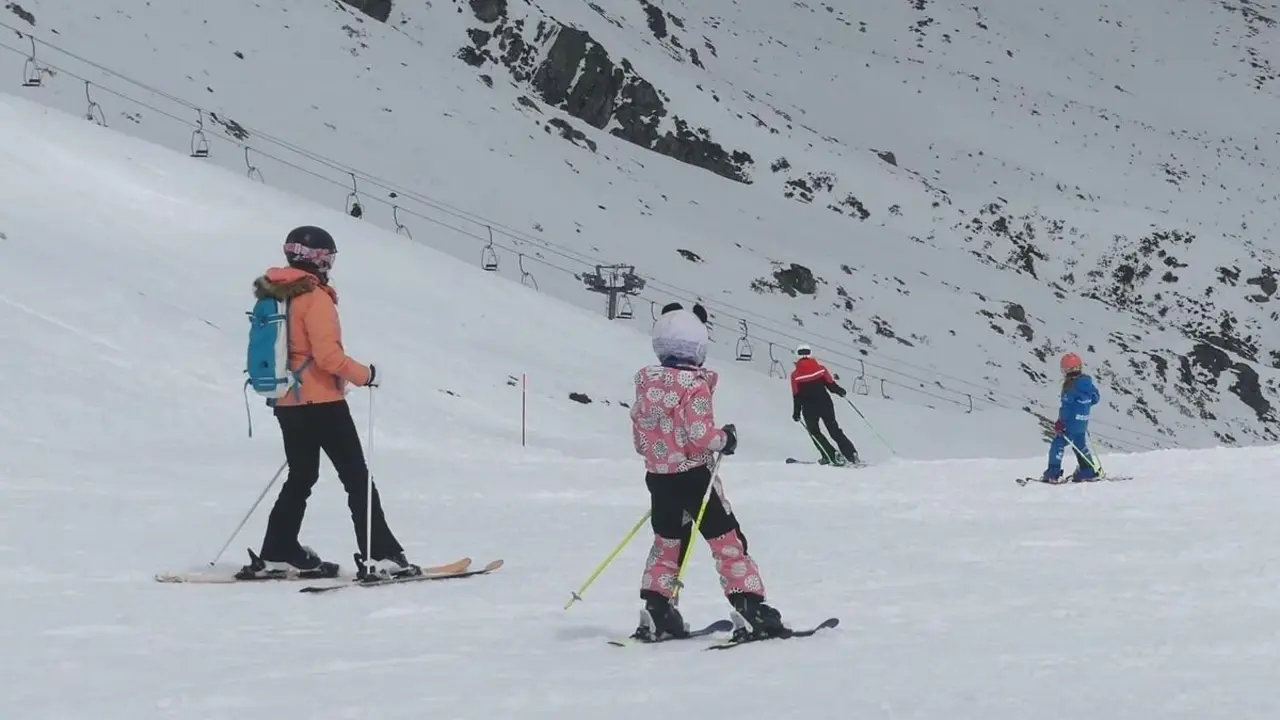 La estación de San Isidro recibe más de 5.000 esquiadores en el último fin de semana de marzo.