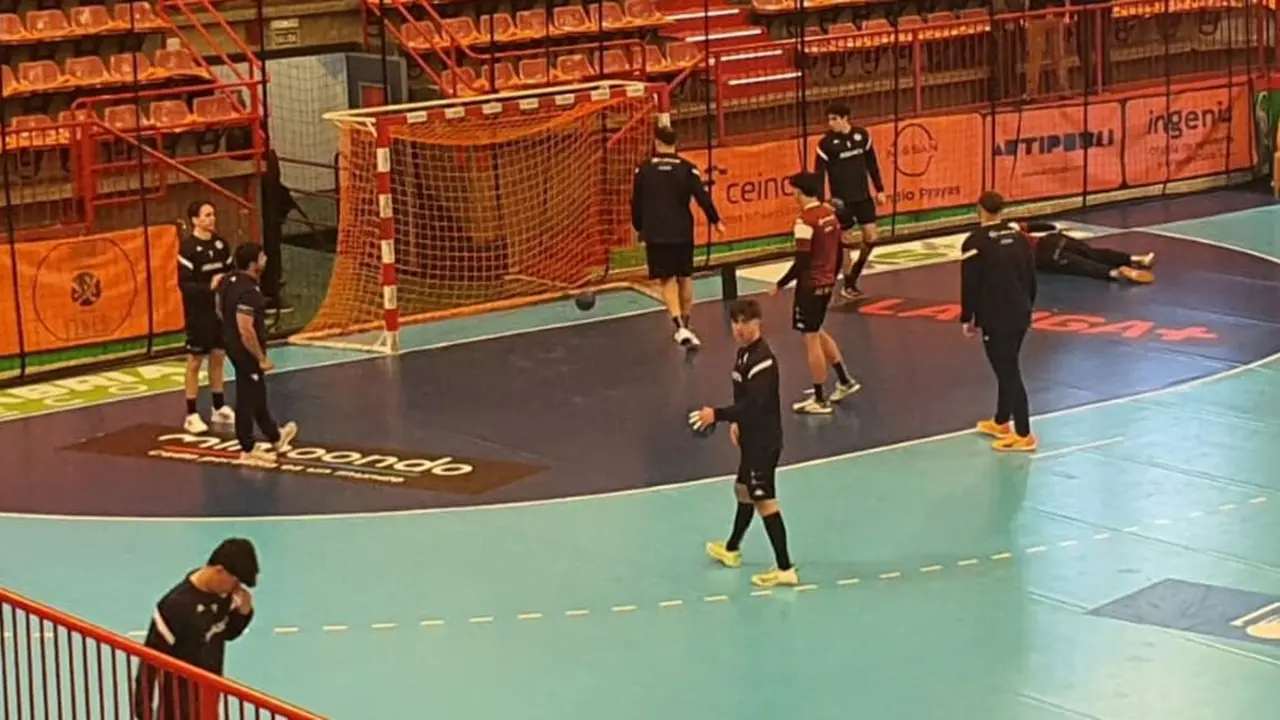El Ademar durante el entrenamiento previo al partido con Torrelavega