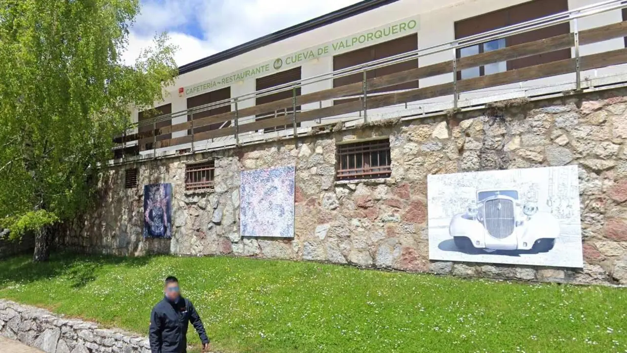 Imagen de la cafetería de la Cueva de Valporquero, cerrada al público desde hace años.
