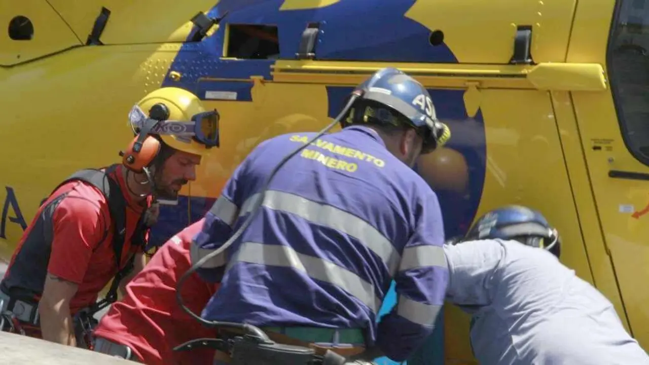 Equipos de emergencias trabajan en Cerredo durante una incidencia previa vivida en esa misma explotación minera.