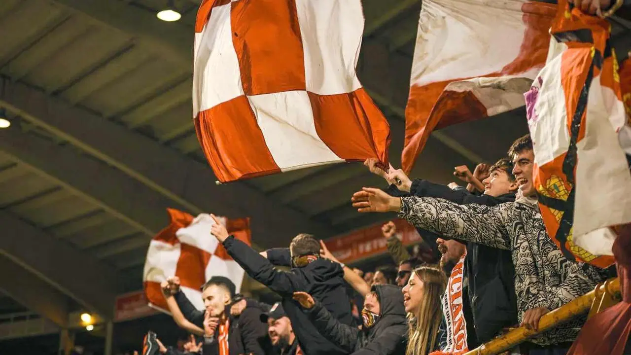 Aficionados de la Cultural y Deportiva Leonesa durante un partido en el Reino de León.