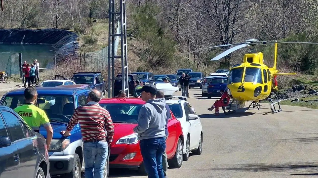 Un helicóptero del Sepa y numerosos familiares, en la zona de acceso a la explotación minera en una imagen de La8 Bierzo.