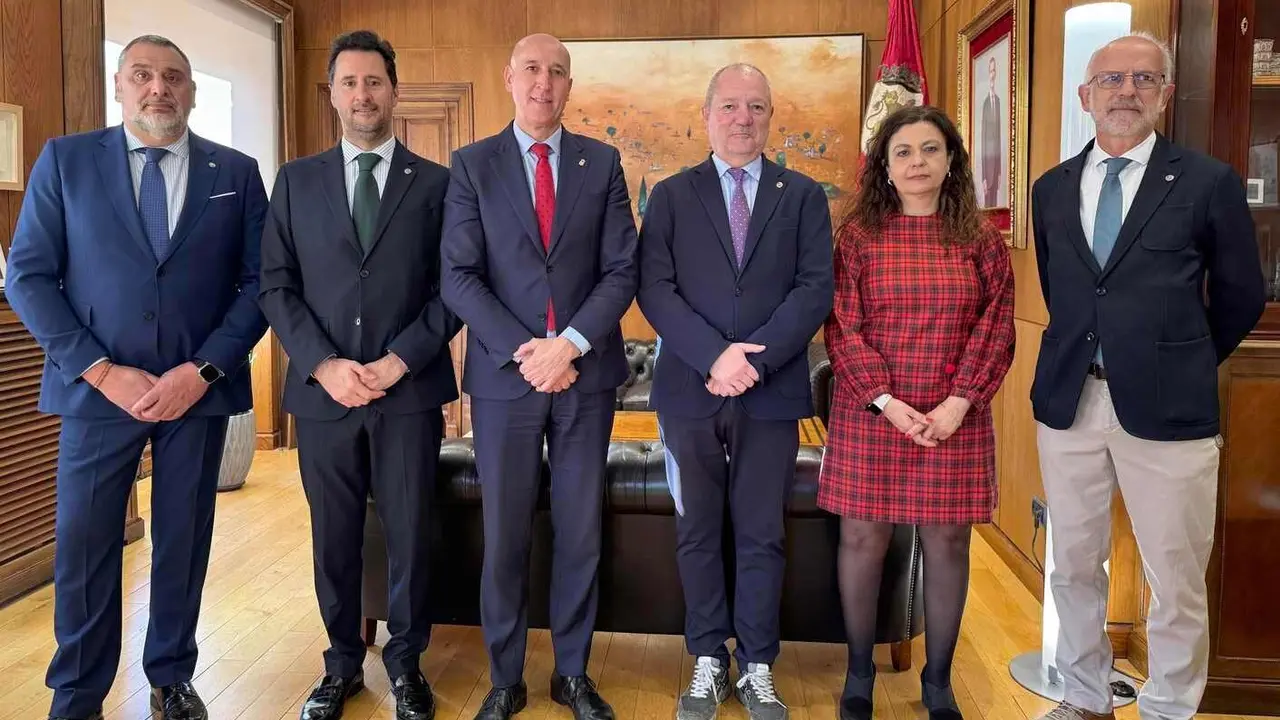 José Antonio Diez y la concejala de Turismo, Mercedes Escudero, han recibido a seis cofradías para comentar los preparativos y las novedades de la ya inminente Semana Santa  este lunes han sido Angustias y Soledad, el Dulce Nombre de Jesús Nazareno, Minerva y Vera Cruz, la Hermandad de Santa Marta y de la Sagrada Cena, Jesús Divino Obrero y las Siete Palabras de Jesús en la Cruz.