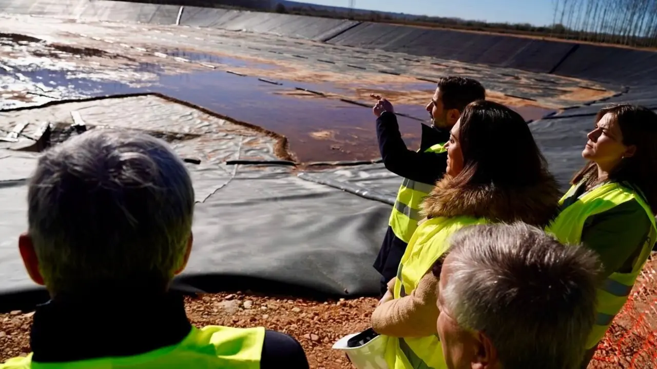 La consejera de Agricultura, Ganadería y Desarrollo Rural, María González Corral, visita las obras de modernización del regadío en Llamas de la Ribera (León)