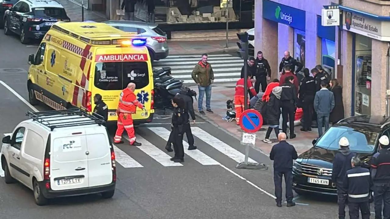 Efectivos de Emergencias Sacyl durante el incidente sanitario a primera hora de este lunes.