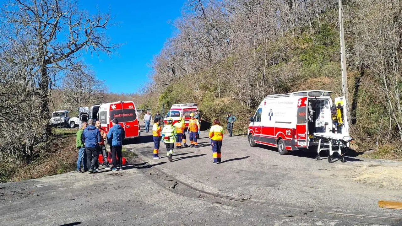 Imagen de los equipos de emergencias en la zona previa a la entrada a la explotación minera.