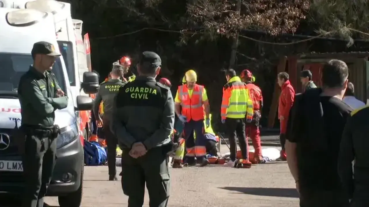 Efectivos de la Guardia Civil en la bocamina de Cerredo en la jornada en la que tuvo lugar la explosi&oacute;n.