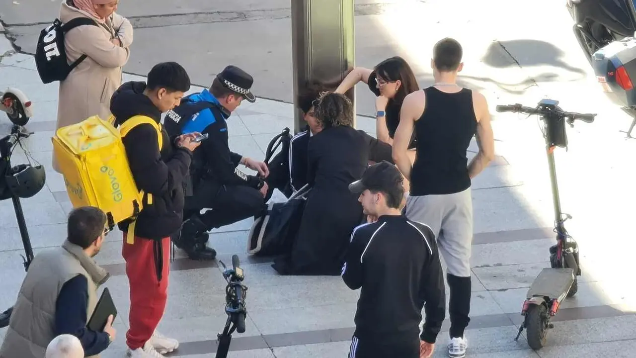 Ambos usuarios transitaban por la principal arteria peatonal de la ciudad cuando han impactado frontolateralmente | Efectivos de Policía Local y Emergencias Sacyl se han desplazado al lugar. Fotos: Heraldo de León