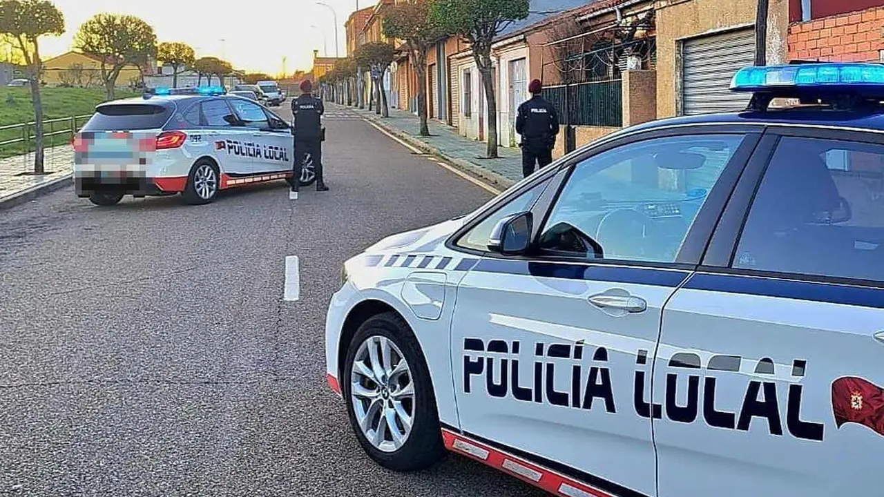 Efectivos de la Policía Local, durante el control en el que tuvo lugar la detención. Foto: Policía Local
