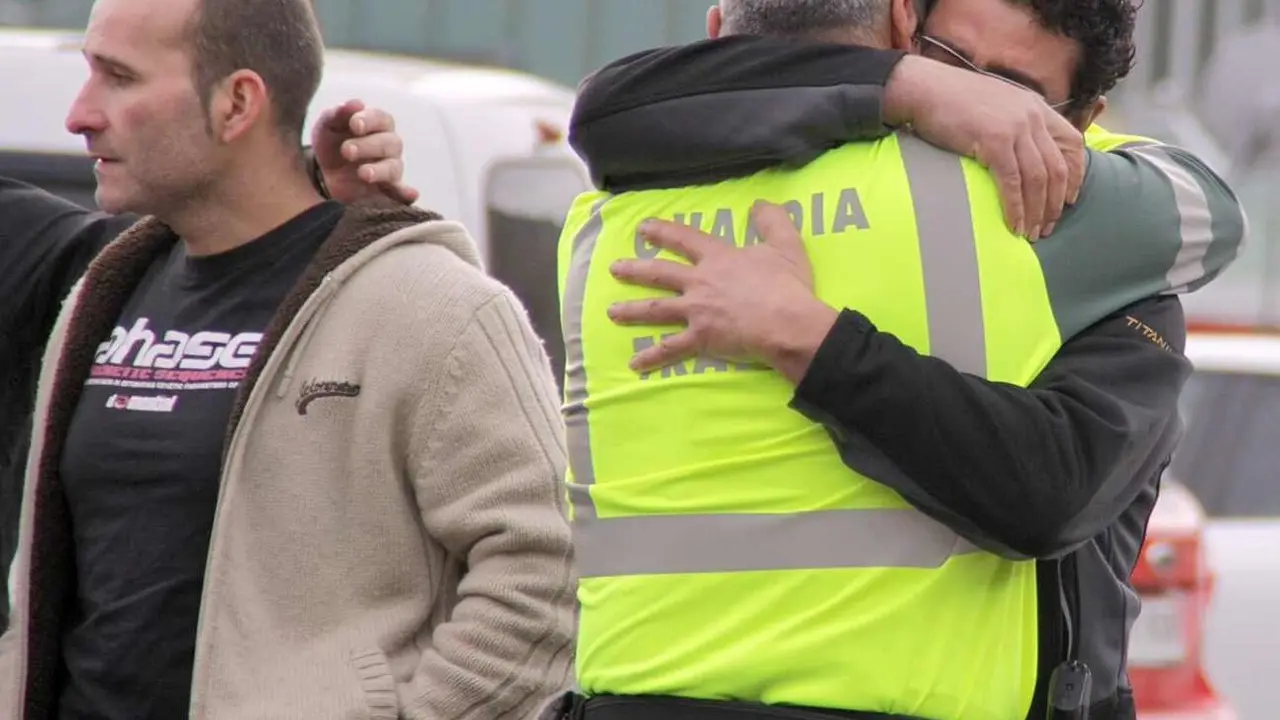 Familiares y amigos de los fallecidos en la entrada del Pozo Emilio del Valle en localidad leonesa de Llombera de Gordón en una de las últimas y más graves tragedias dimeras. Foto: Peio García