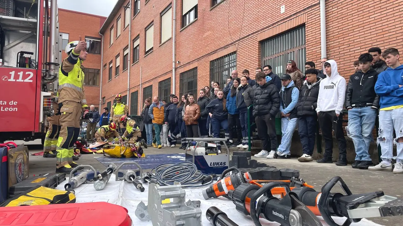 Los Bomberos del Ayuntamiento comparten un simulacro con los alumnos del IES Giner de los Ríos.