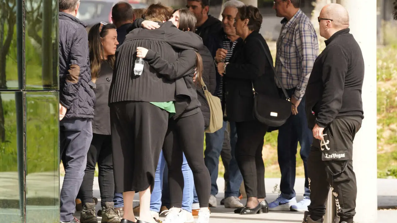 Lagrimas por David en Bembibre. Familia, amigos y compañeros "de fatigas" se unen en el adiós al minero fallecido. "Es una lástima y no hay consuelo", se ha asegurado. Fotos: César Sánchez