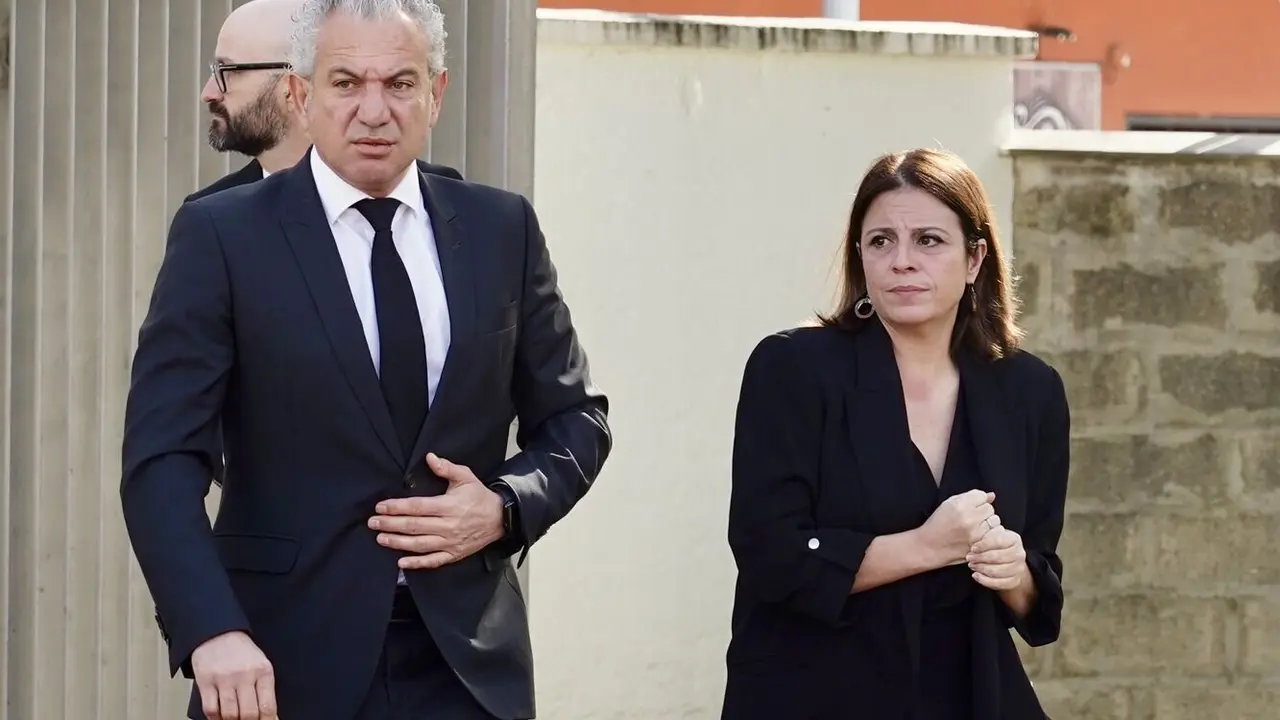 El silencio, únicamente interrumpido por el llanto, se apoderó este martes del municipio leonés de Villablino para velar la memoria de Jorge Carro, Iban Radio, Amadeo Bernabé y Rubén Souto, los cuatro mineros lacianiegos con edades comprendidas ente los 32 y los 54 años a los que, junto a David Álvarez de Torre del Bierzo, les sorprendió la muerte en la mañana de este lunes de la mano una explosión de grisú en la explotación minera de Cerredo, en el concejo asturiano de Degaña. Fotos: Campillo