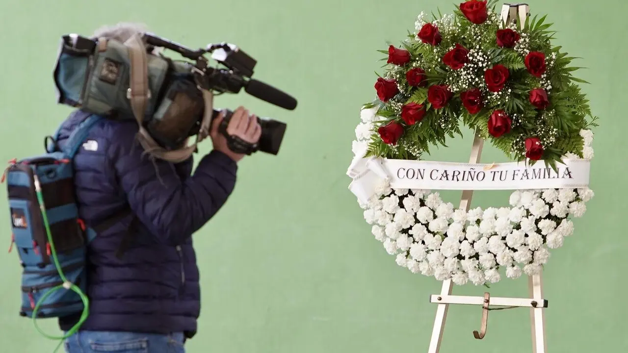 El silencio, únicamente interrumpido por el llanto, se apoderó este martes del municipio leonés de Villablino para velar la memoria de Jorge Carro, Iban Radio, Amadeo Bernabé y Rubén Souto, los cuatro mineros lacianiegos con edades comprendidas ente los 32 y los 54 años a los que, junto a David Álvarez de Torre del Bierzo, les sorprendió la muerte en la mañana de este lunes de la mano una explosión de grisú en la explotación minera de Cerredo, en el concejo asturiano de Degaña. Fotos: Campillo