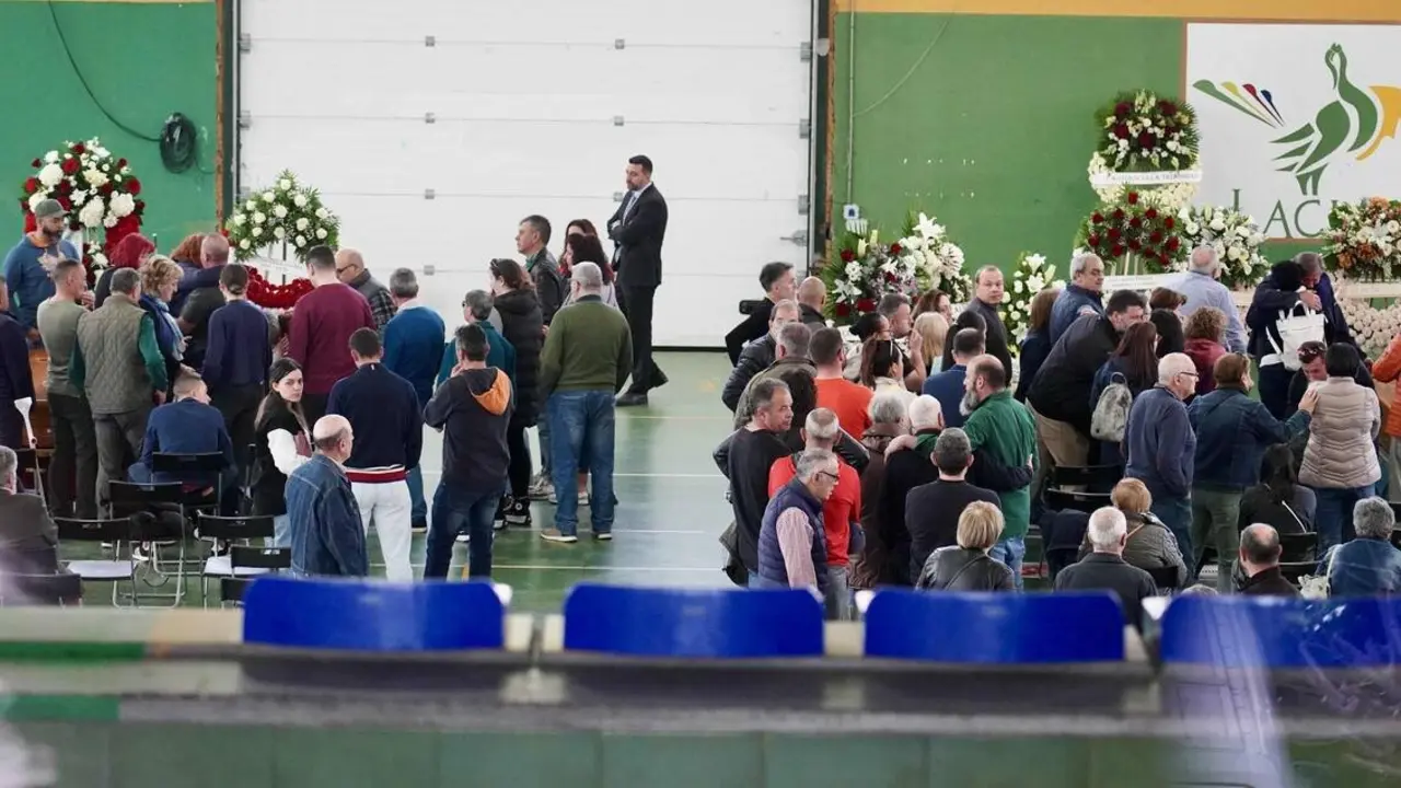 El silencio, únicamente interrumpido por el llanto, se apoderó este martes del municipio leonés de Villablino para velar la memoria de Jorge Carro, Iban Radio, Amadeo Bernabé y Rubén Souto, los cuatro mineros lacianiegos con edades comprendidas ente los 32 y los 54 años a los que, junto a David Álvarez de Torre del Bierzo, les sorprendió la muerte en la mañana de este lunes de la mano una explosión de grisú en la explotación minera de Cerredo, en el concejo asturiano de Degaña. Fotos: Campillo