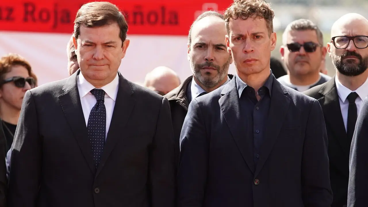 El presidente de la Junta, Alfonso Fernández Mañueco y el alcalde de Villablino, Mario Rivas, durante el minuto de silencio realizado en el acto de recibimiento de los mineros fallecidos en Villablino. Foto: Campillo.
