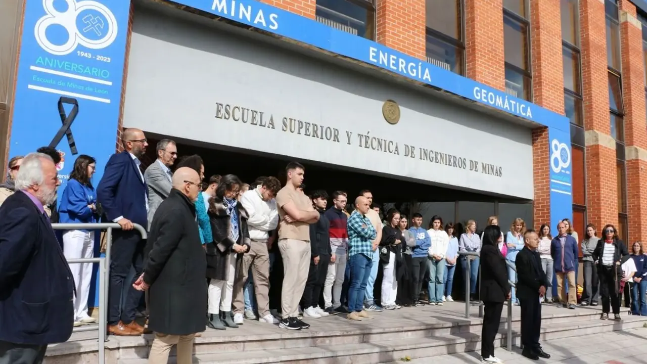 La Escuela de Minas guarda un minuto de silencio con el que comparten el dolor de familiares y amigos. La rectora de la ULE y la vicerrectora de Inclusión, Igualdad y Proyección Social se La rectora de la ULE y la vicerrectora de Inclusión, Igualdad y Proyección Social se suman al minuto de silencio institucional en la sede de la Diputación.