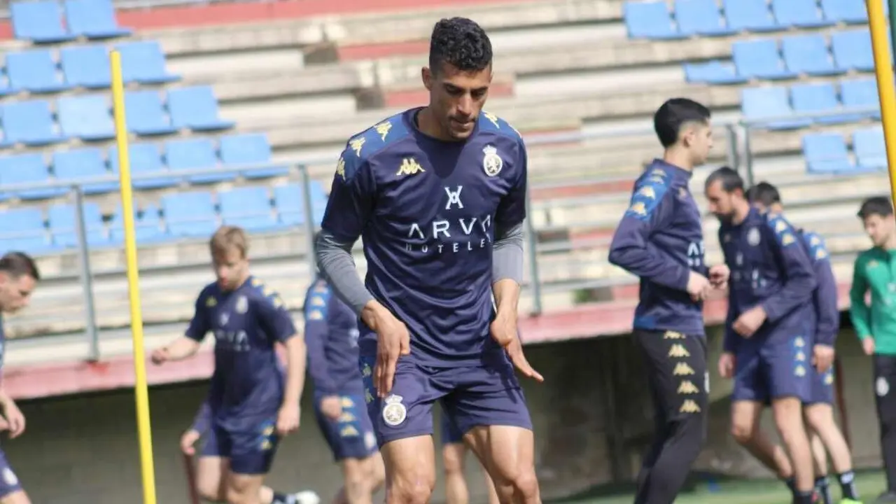 El equipo leonés disputa cuatro jornadas clave en este mes con especial relevancia en el encuentro que le medirá en el Reino de León al hoy segundo clasificado, el Nàstic de Tarragona. En la imagen, la plantilla en su regreso a los entrenamientos. Fotos: CyDLeonesa