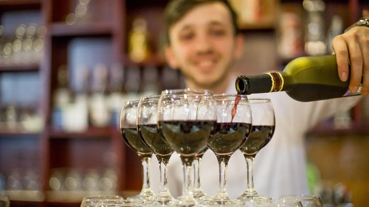 El sector servicios, especialmente vinculado a la hostelería, sigue siendo clave en la economía local.