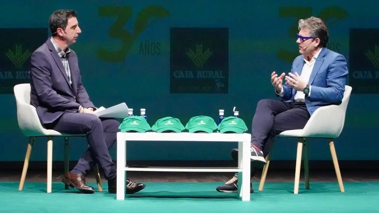 El divulgador tecnológico y economista Marc Vidal analiza la situación económica actual junto al subdirector del Diario de León, Marco Romero, en un acto organizado con motivo del 30 aniversario de Caja Rural en León