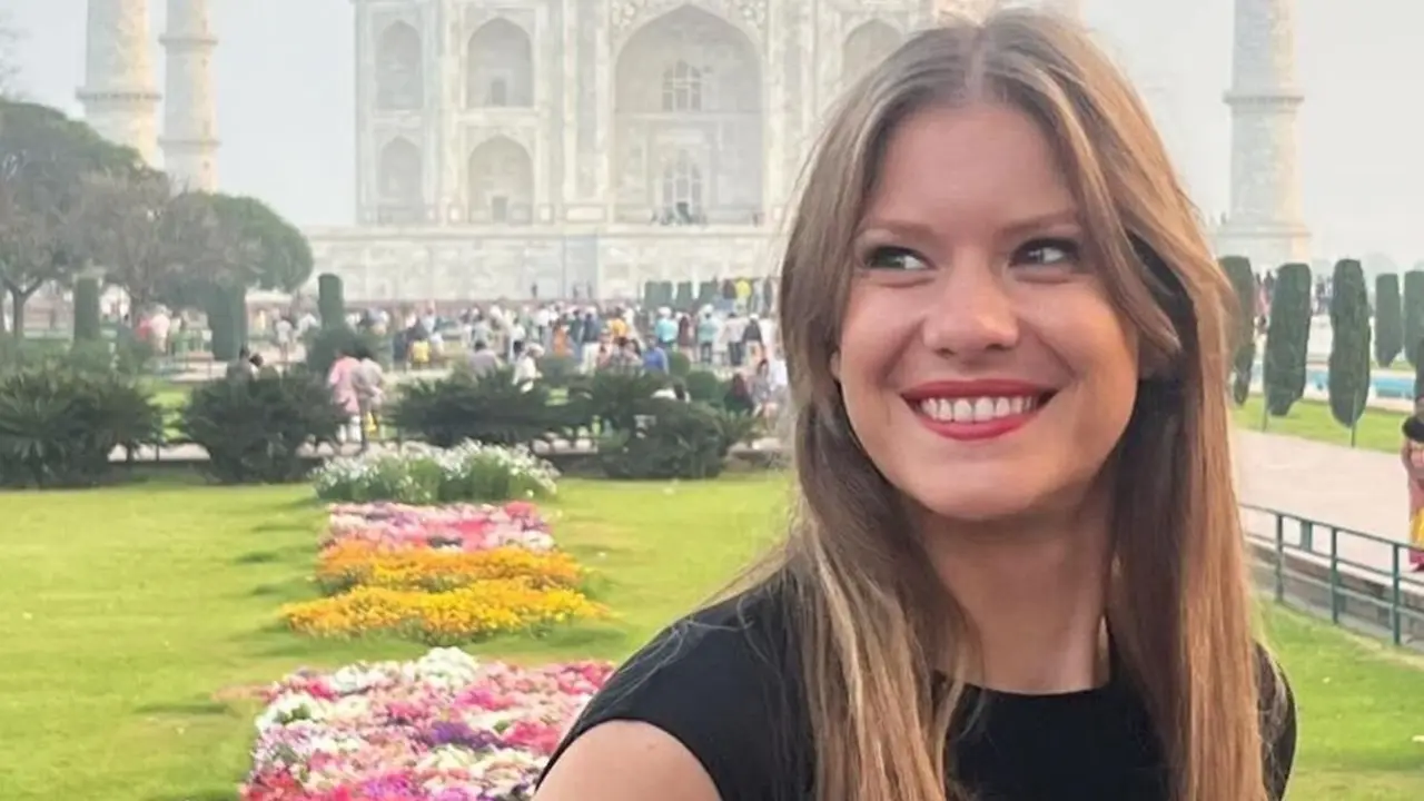 Diana García delante del Taj Mahal en la India.