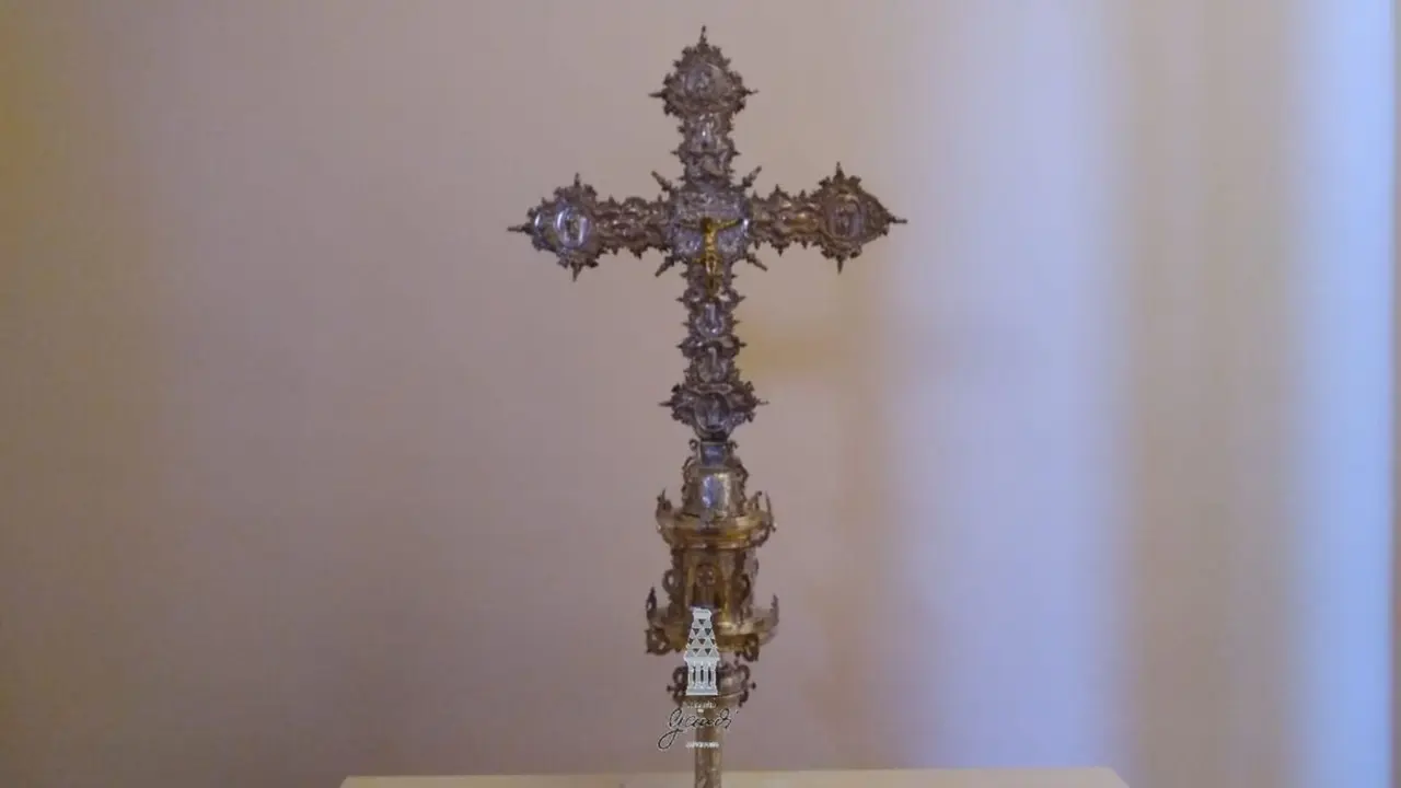 Imagen de la cruz procesional barroca de Brimeda.