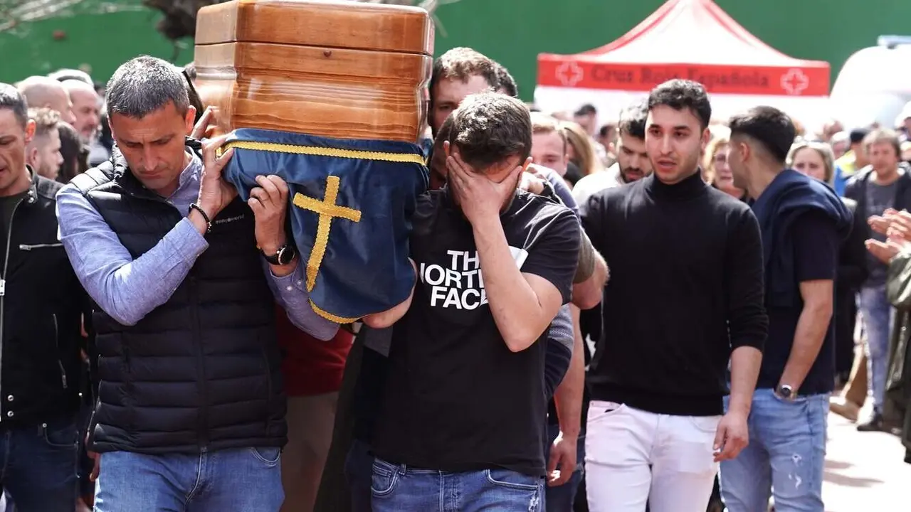 Una vez finalizado el acto religioso a hombros, seguidos de sus familiares y entre aplausos han salido los cuatro féretros del polideportivo de Villablino. Las imágenes rompen el alma. Entre el público se han podido leer pancartas con frases como "Su luz nos guiará para siempre". Fotos: Campillo