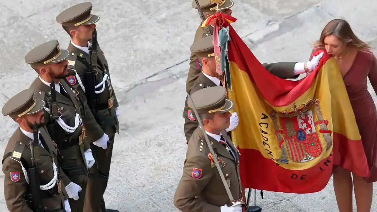 Imagen de una jura de bandera civil.