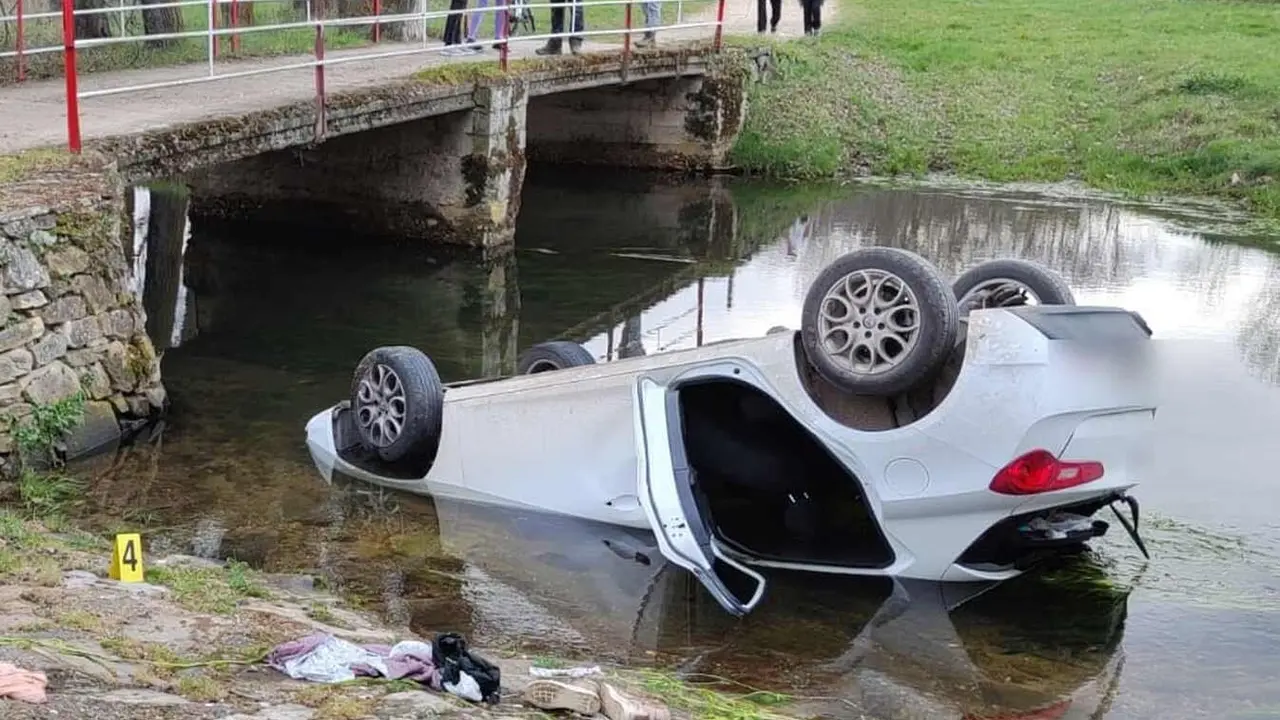 Imagen del vehículo en el cauce del río en una fotografía tomada por la Guardia Civil.