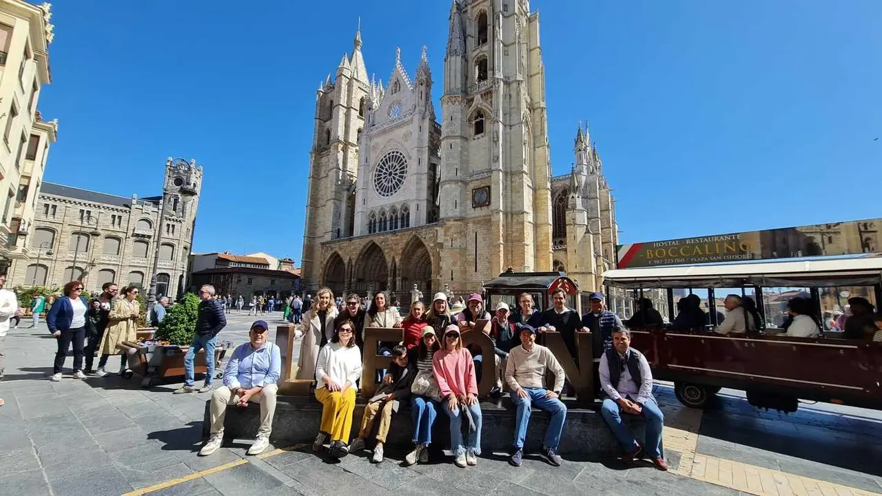 Un grupo de turistas posan junto a la Catedral de León durante un periodo festivo. Foto: Heraldo de León