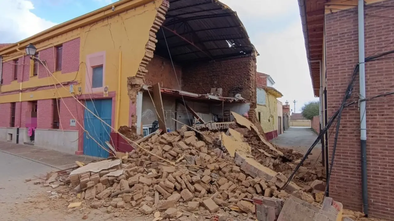 Caída de una fachada de una vivienda en Mansilla de las Mulas.