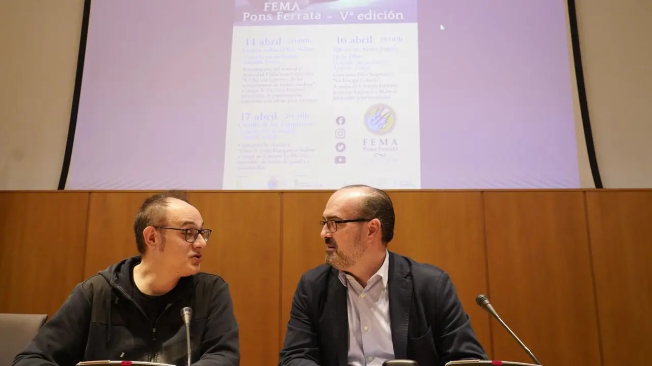 El alcalde de Ponferrada, Marco Morala (D), junto al compositor Manuel Alejandre (I), durante la presentación de la V edición del Festival de Música Antigua Pons Ferrata. Foto: César Sánchez.