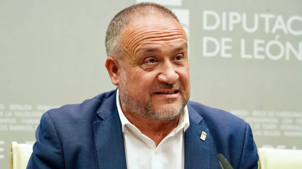 El presidente de la Diputación de León, Gerardo Álvarez Courel, y el vicepresidente Valentín Martínez presentan un nuevo plan de inversiones destinado a los ayuntamientos.