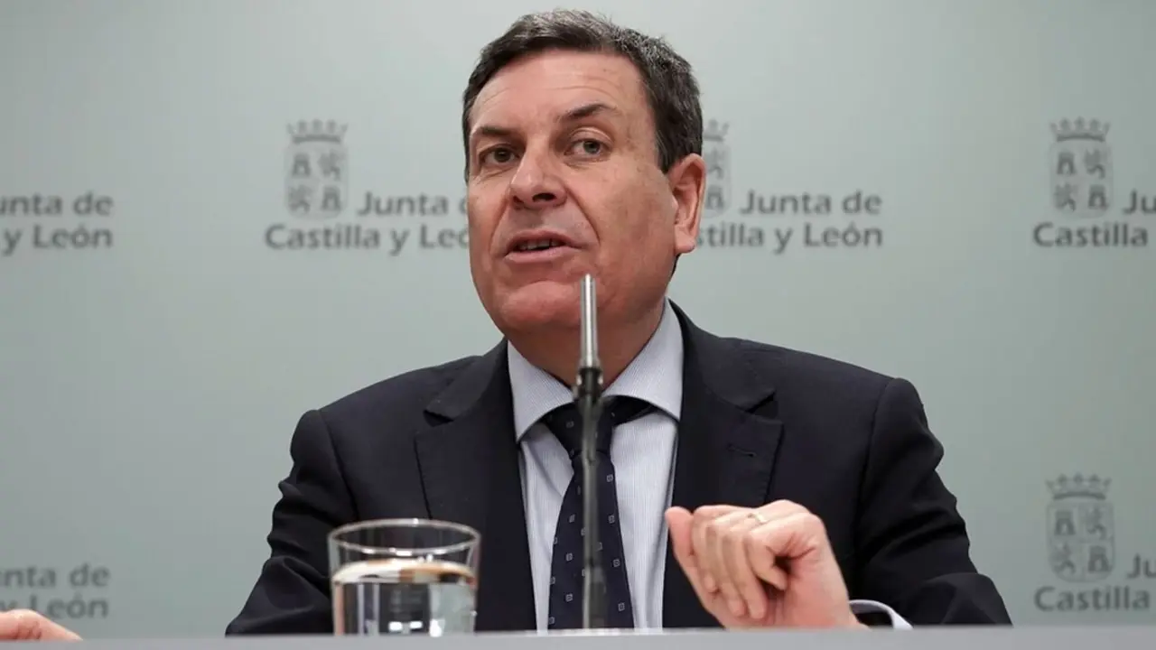 El consejero de Economía y Hacienda y portavoz, Carlos Fernández Carriedo, comparece en rueda de prensa posterior al Consejo de Gobierno. Foto: Rubén Cacho.