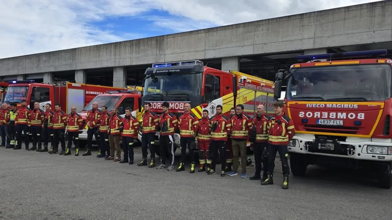 Homenaje del cuerpo de bomberos de Ponferrada por el fallecimiento de dos compañeros en Madrid.