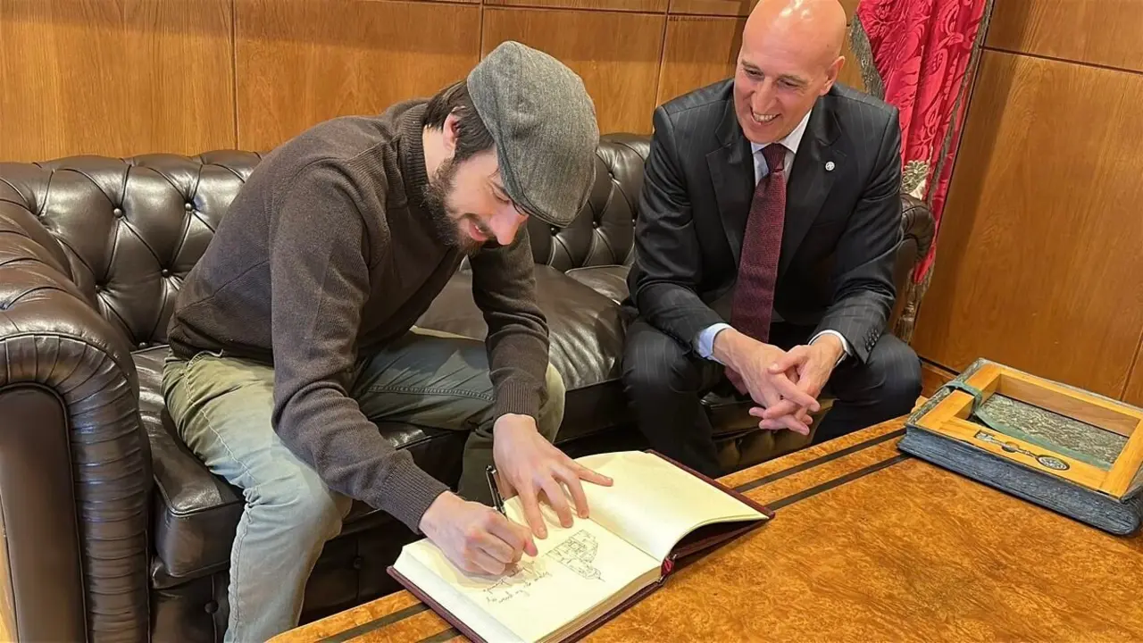 David Uclés junto al alcalde de león, Jose Antonio Diez.