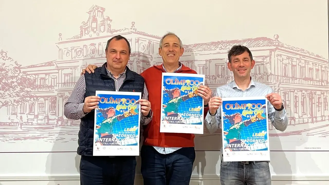 El concejal de Deportes, Vicente Canuria, acompañado del presidente del Club Olímpico de León, José Pedro Luengo, y el responsable de comunicación del club, David Álvarez.